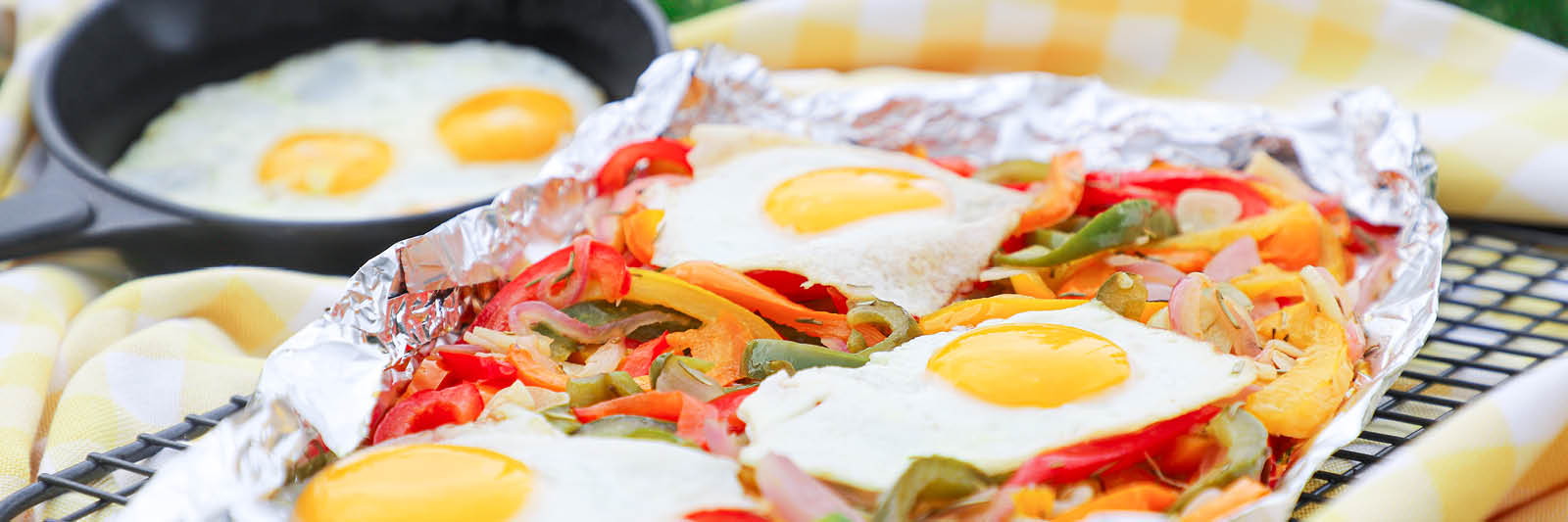 fried eggs with sweet peppers